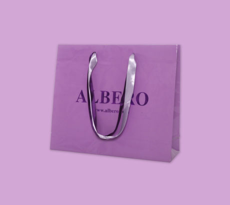 borsetta in carta color viola su sfondo viola